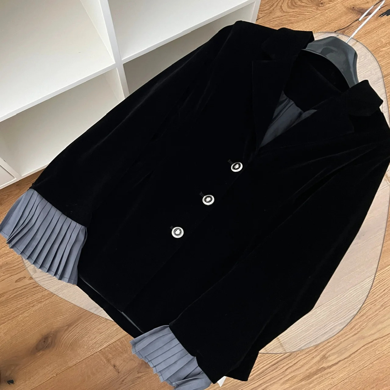 French retro womens black patch set for autumn and winter elegant ultrathin jacket high waisted shorts twopiece 241115