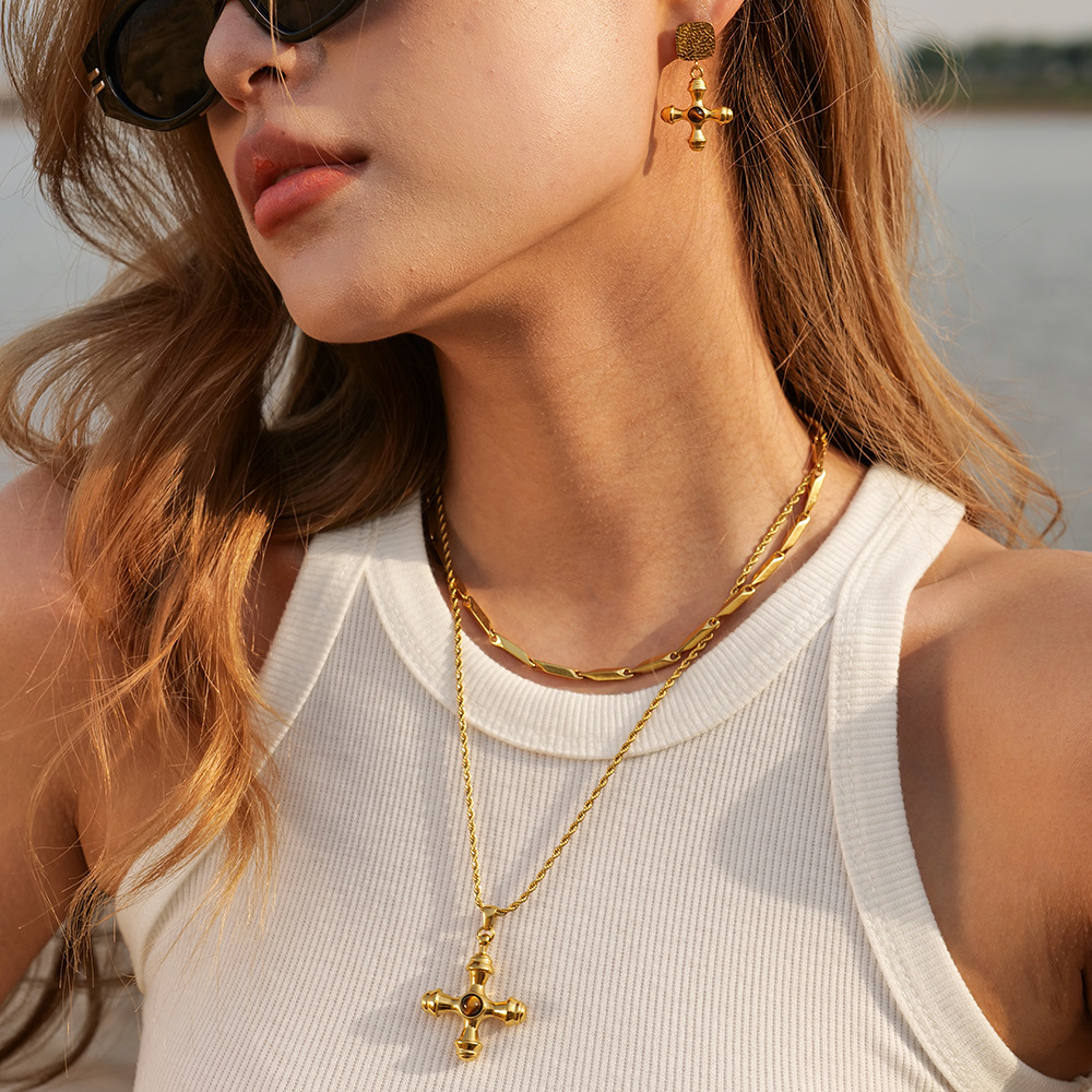 Designer Trend 18K Gold Stainless Steel Cross Pendant Necklace for Women with Tiger Eyes That Do Not Fade Fashionable Jewelry Wholesale