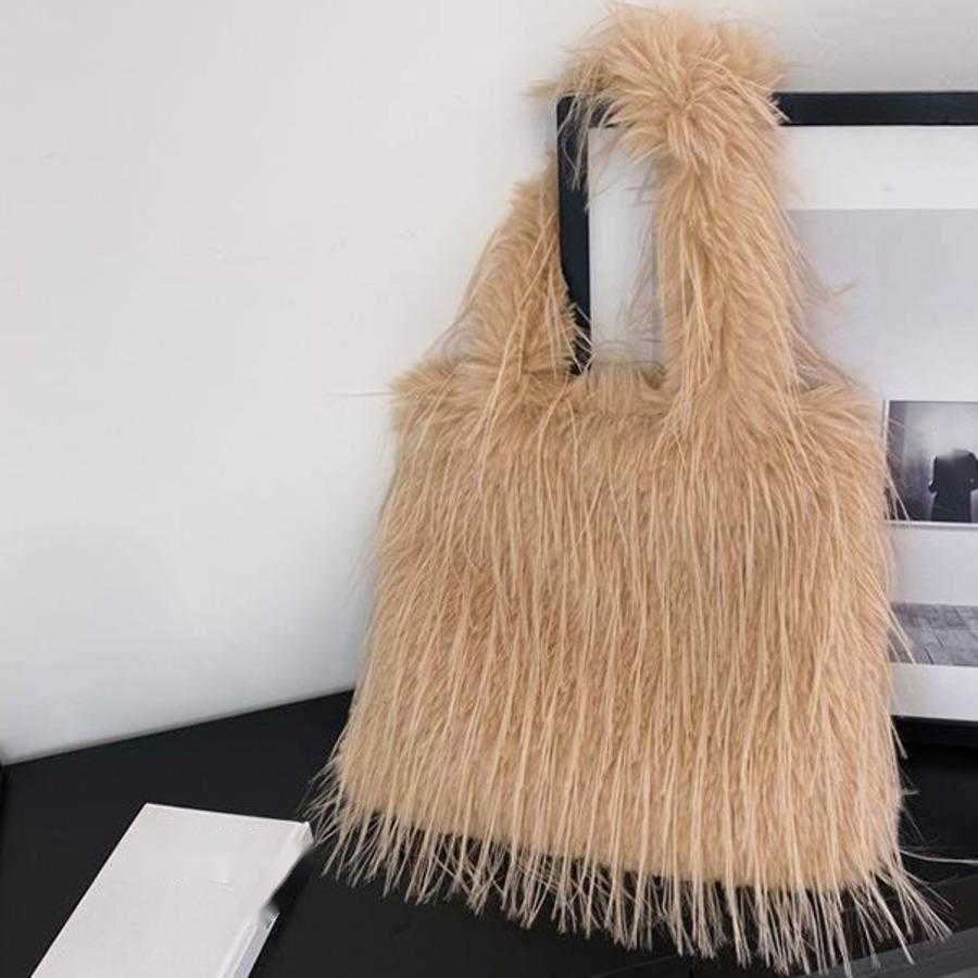 Autumn Winter Tote Bag Large Capacity Shopping Bags For Women New Style Tassel Shoulder Bag Plush Bucket Bag 241104