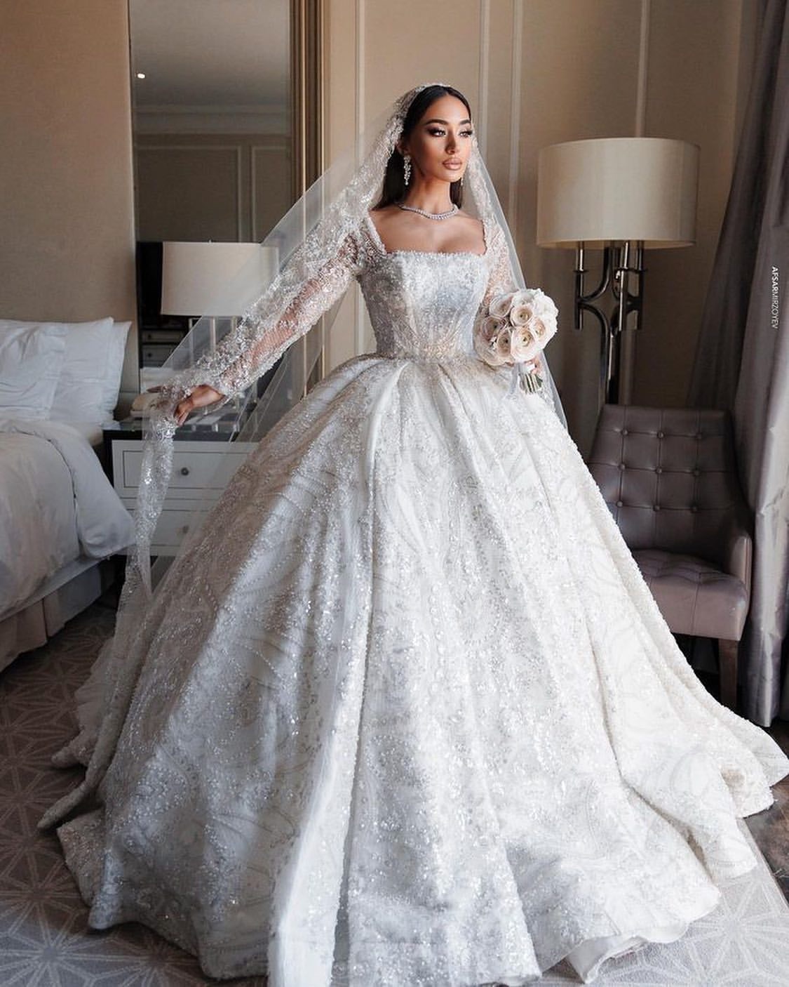 Saudi Arabic Ball Gown Wedding Dress Square Neck Illusion Long Sleeves Sequins Lace Wedding Dresses Ruffle Dubai R Bridal Gowns Plus Size 0620