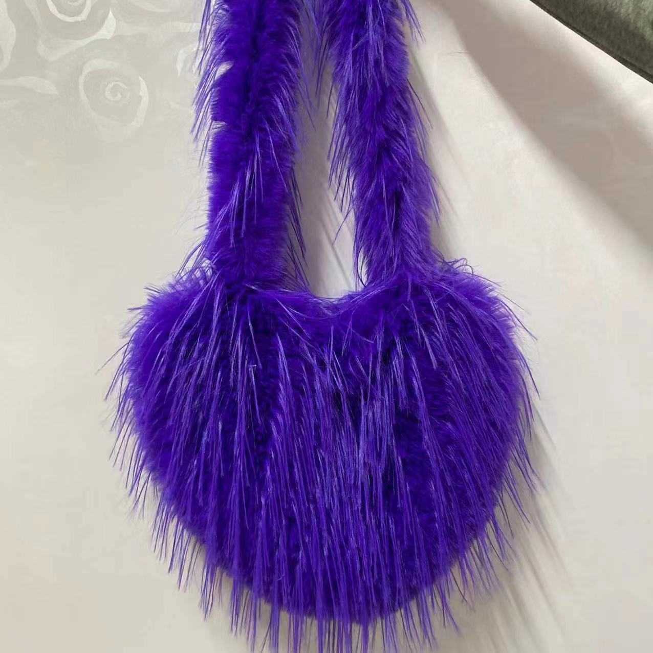 Autumn Winter Heart Shaped Designer Bag Spicy Girl Large Capacity Shoulder Bags Tassel Plush Crossbody Bags 241104