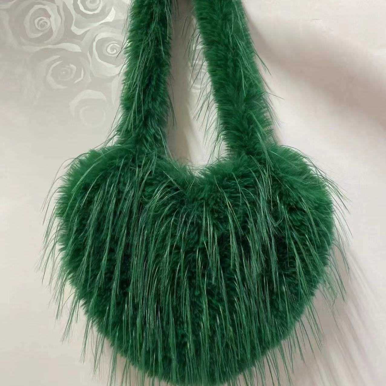 Autumn Winter Heart Shaped Designer Bag Spicy Girl Large Capacity Shoulder Bags Tassel Plush Crossbody Bags 241104