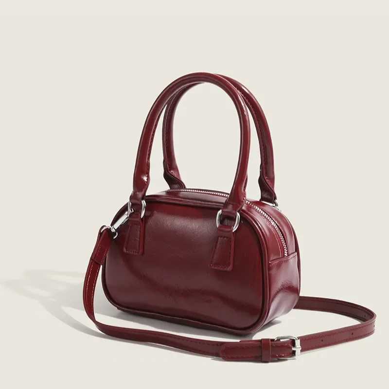 In the autumn and winter of 2024 new trends in culture include Korean handbags bowling bags crossover bags messenger bags and small square bags Y25031