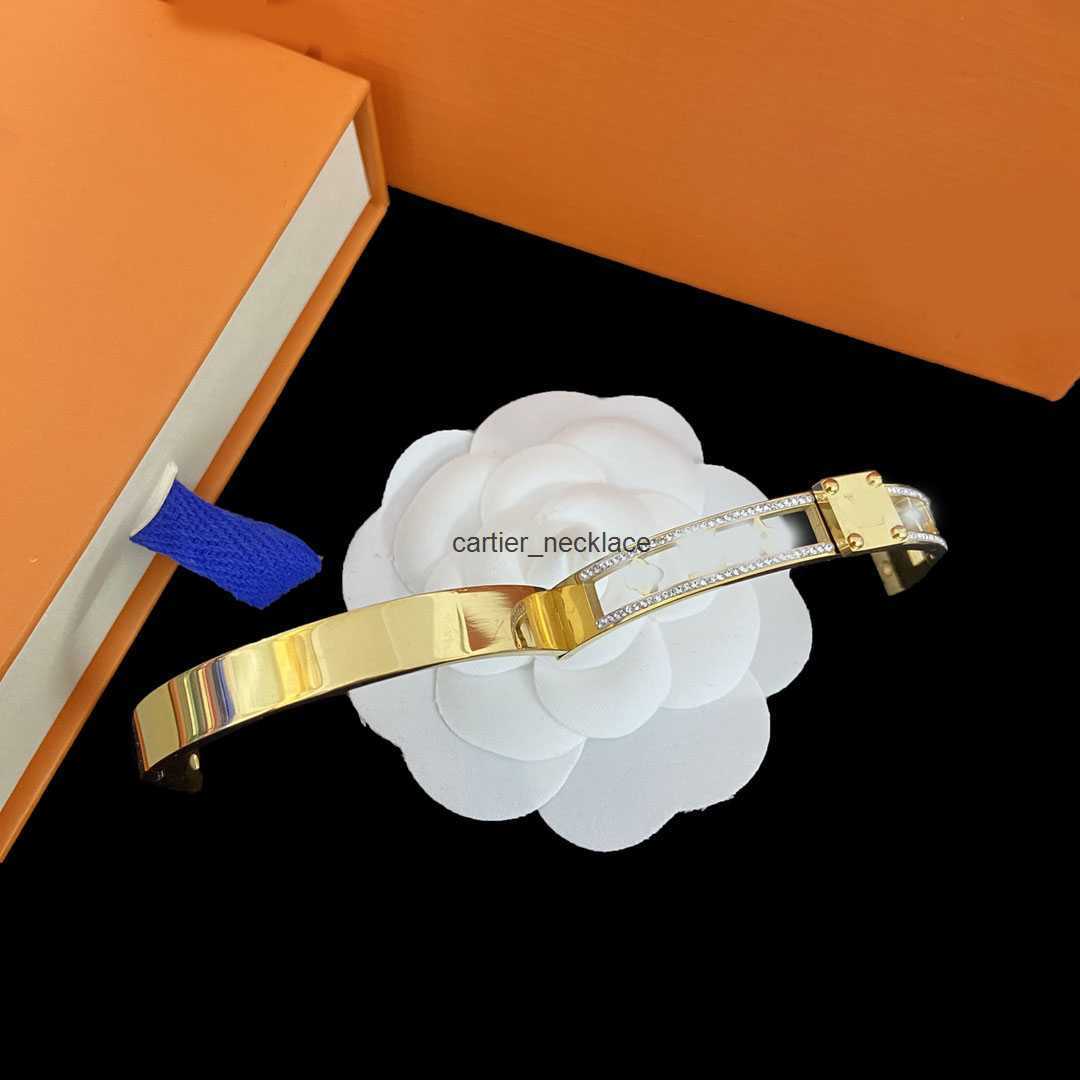 Fashion Hollow Out 18K Gold Bangle Bracelets Crystal Luxury Designer Women Titanium Steel Bangles V letter Jewelry Accessories Party Gift