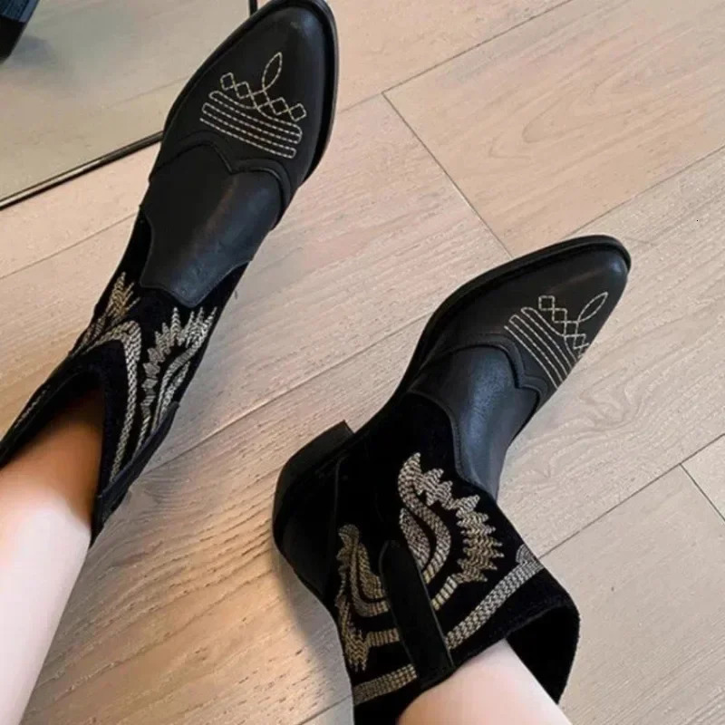 Size Mens ankle denim boots suede leather embroidered denim boots thick high heels winter short boots 241115