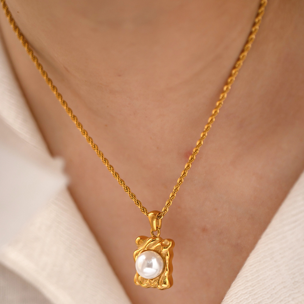 Classic Fashion Imitation Pearl Pendant Necklace for Womne 18k Gold Plated Titanium Steel Colorless Fried Dough Twists Chain Hammer Pendant Jewelry Wh