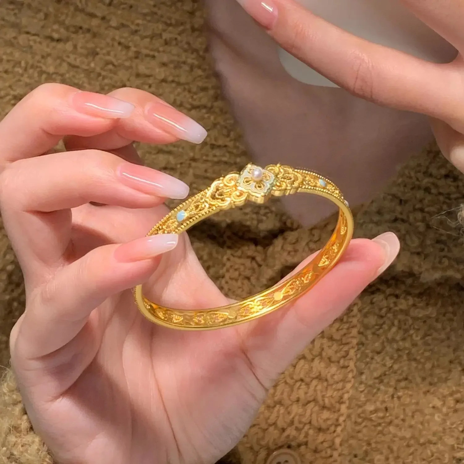 Mencheese Original Ancient Gold Dunhuang Enamel Bracelet Female Inlaid Shell Pearls Court Rich HighGrade Sense Ornament 240416