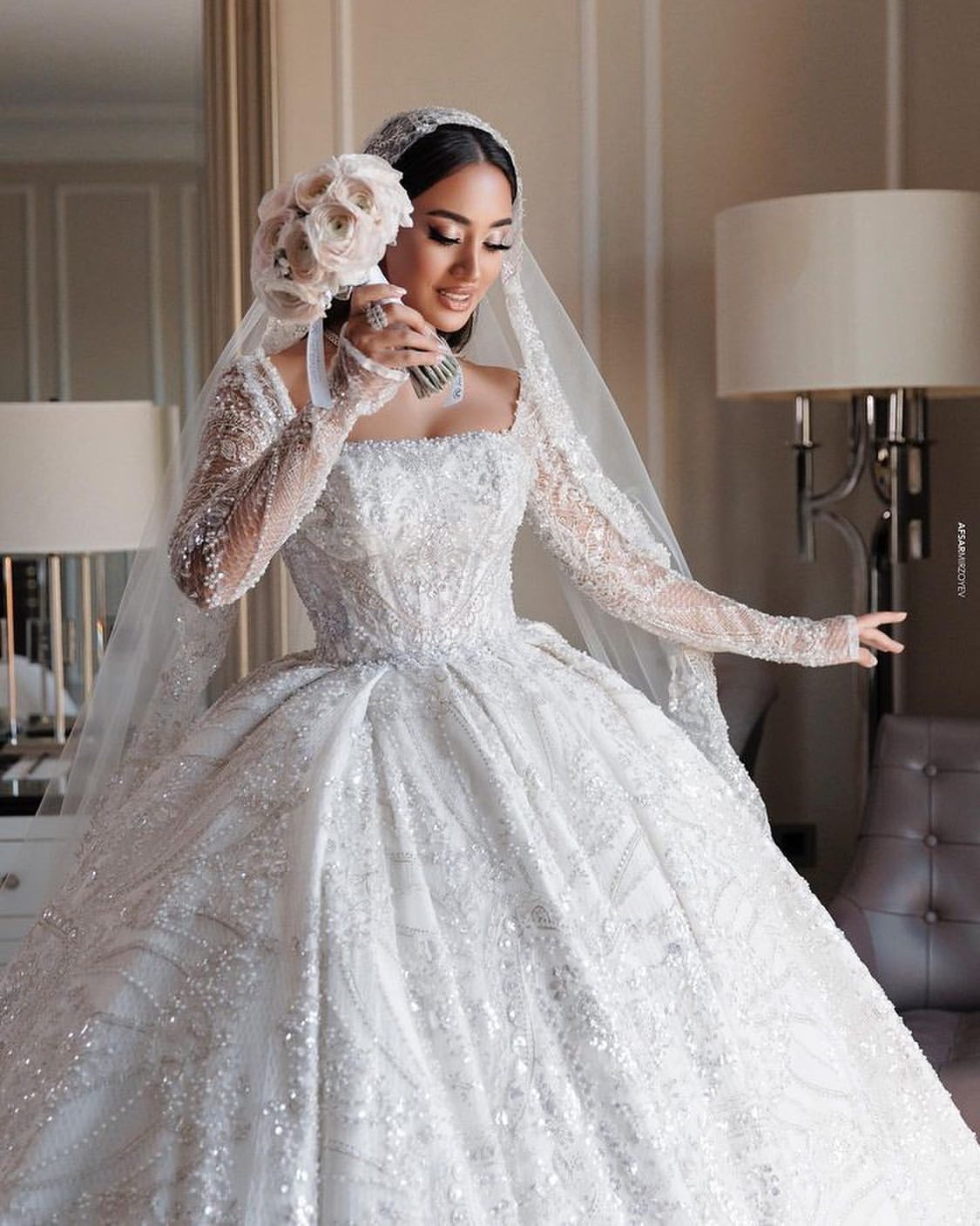 Saudi Arabic Ball Gown Wedding Dress Square Neck Illusion Long Sleeves Sequins Lace Wedding Dresses Ruffle Dubai R Bridal Gowns Plus Size 0620