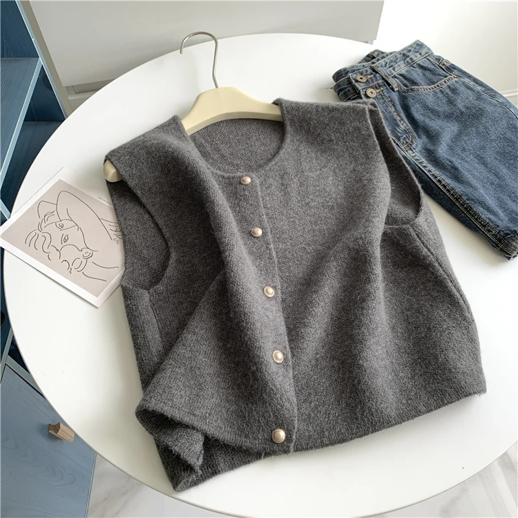 Single chest small gold button round neck weight loss knitted vest suitable for women loose fit suitable for shoulders 241111