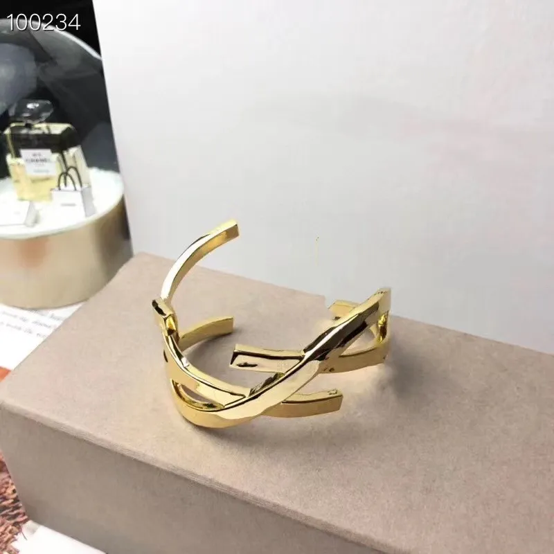Fashion bracelet designer high quality female bracelet luxury designer letter jewelry 18K gold plated wristband stainless steel cuff chain Christmas gift jewelry