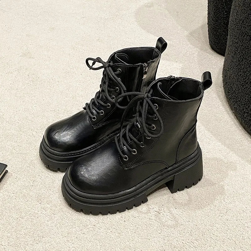 Large British womens leather ankle boots autumn and winter soft soled womens shoes fashionable motorcycle boots for women 241116