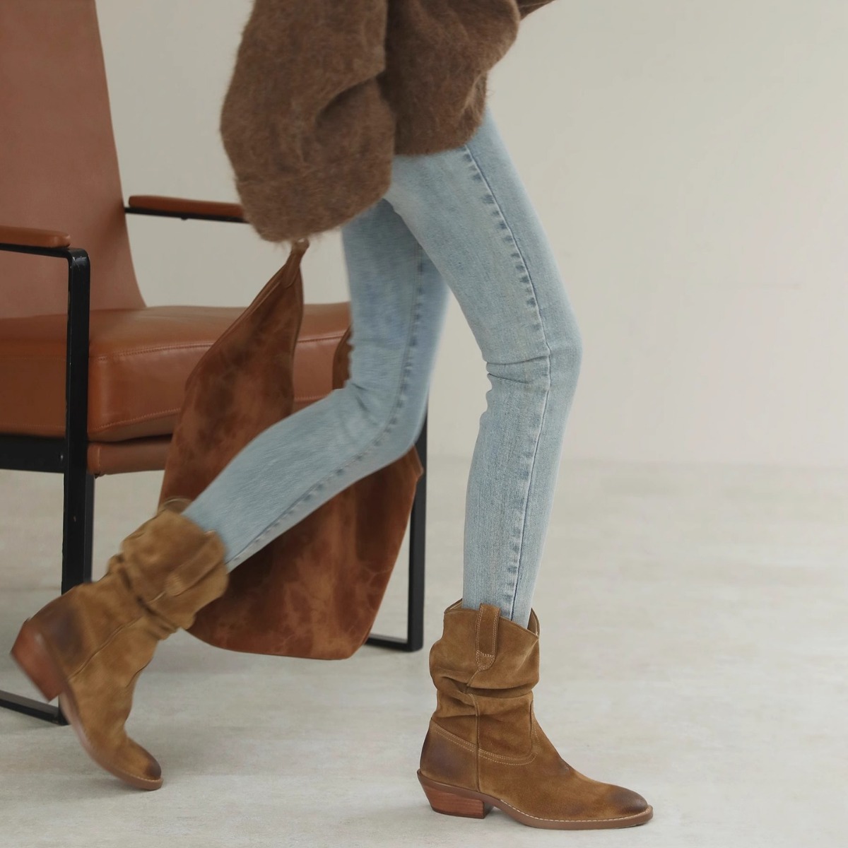 Retro Pointed Toe Split Toe Thick Heel High-heeled Knight Boots.