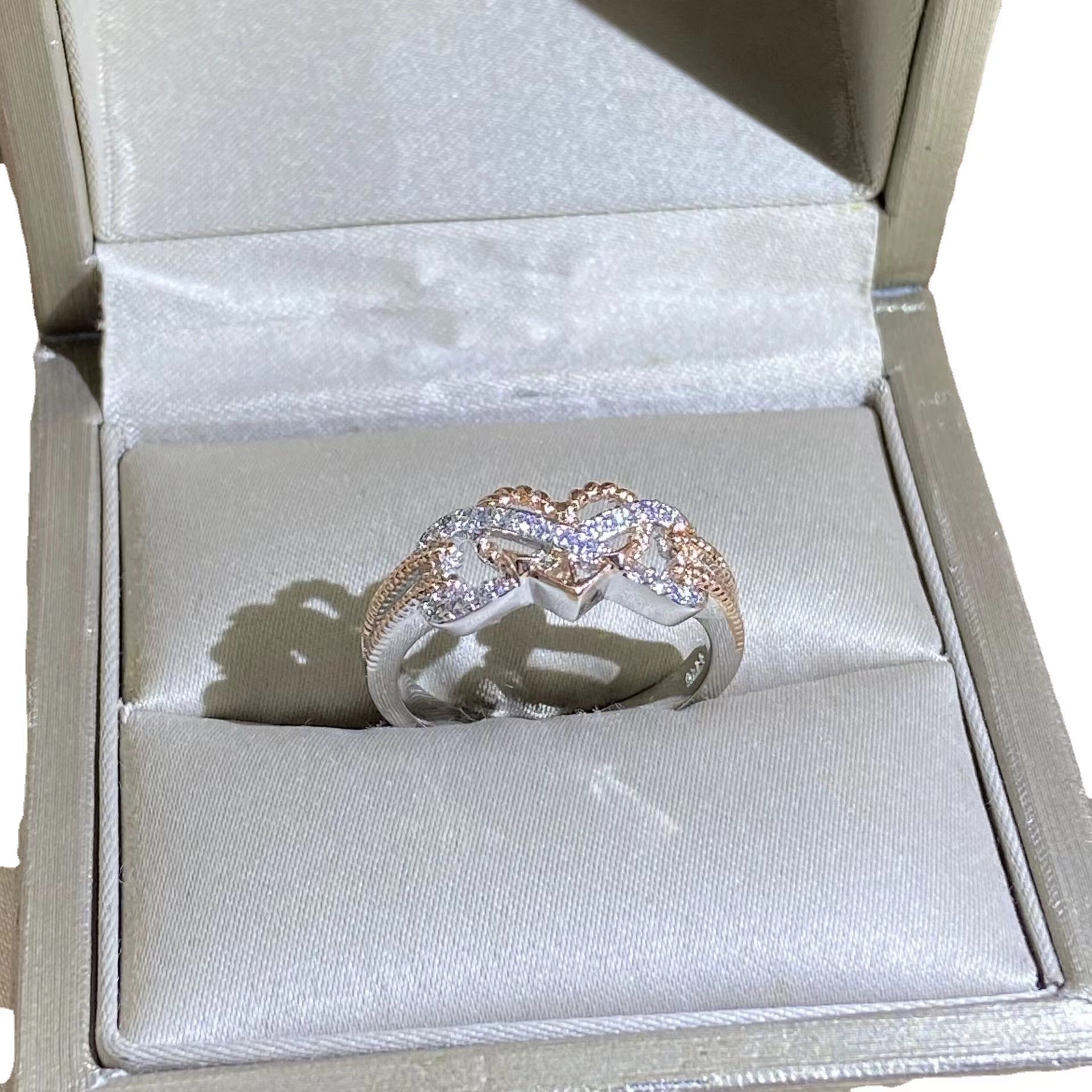 New creative hot style fashionable flower pattern love heart-shaped ring split gold and color-preserving electroplated zircon ring for women