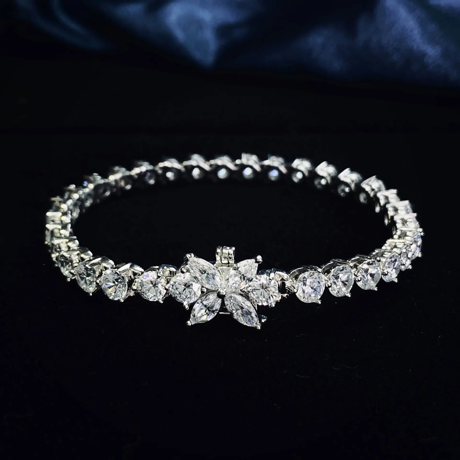 925 Silver Hand Jewelry Womens European and American Single Row 0.5ct Full Diamond Clover Hand 241116