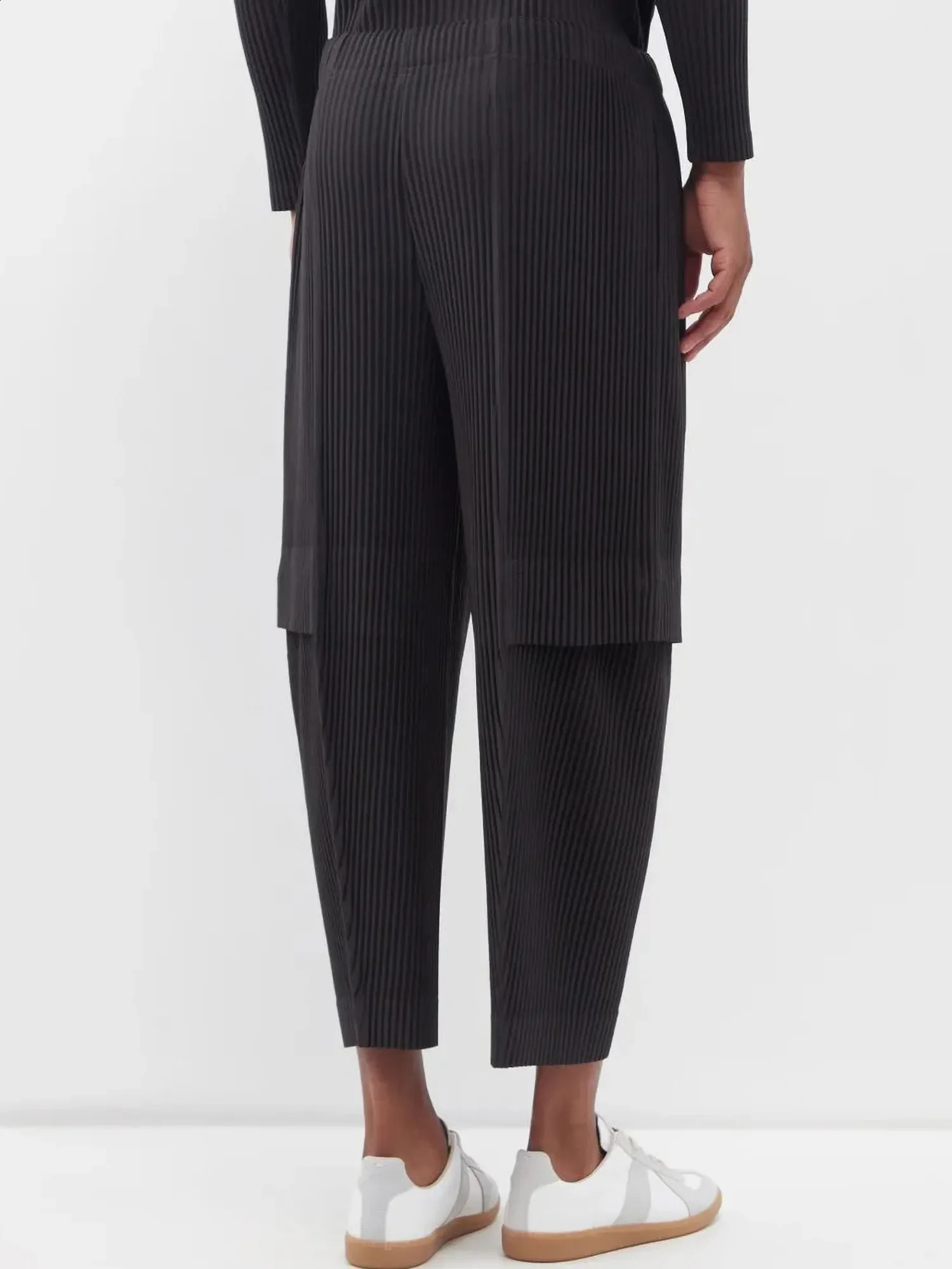 Miyake Pleated Men Cargo Pants Straight Loose Overalls Baggy Black Trousers Fashion Casual Streetwear 241116