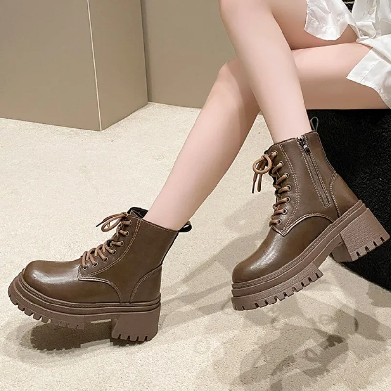 Large British womens leather ankle boots autumn and winter soft soled womens shoes fashionable motorcycle boots for women 241116