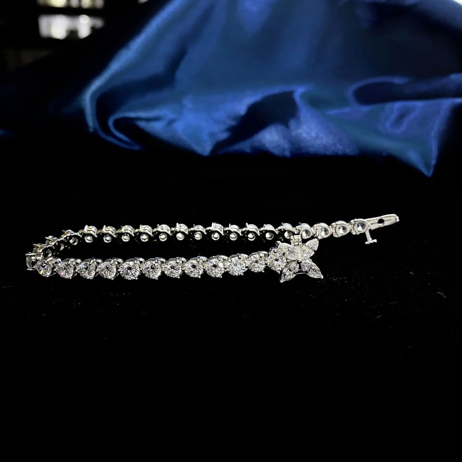 925 Silver Hand Jewelry Womens European and American Single Row 0.5ct Full Diamond Clover Hand 241116