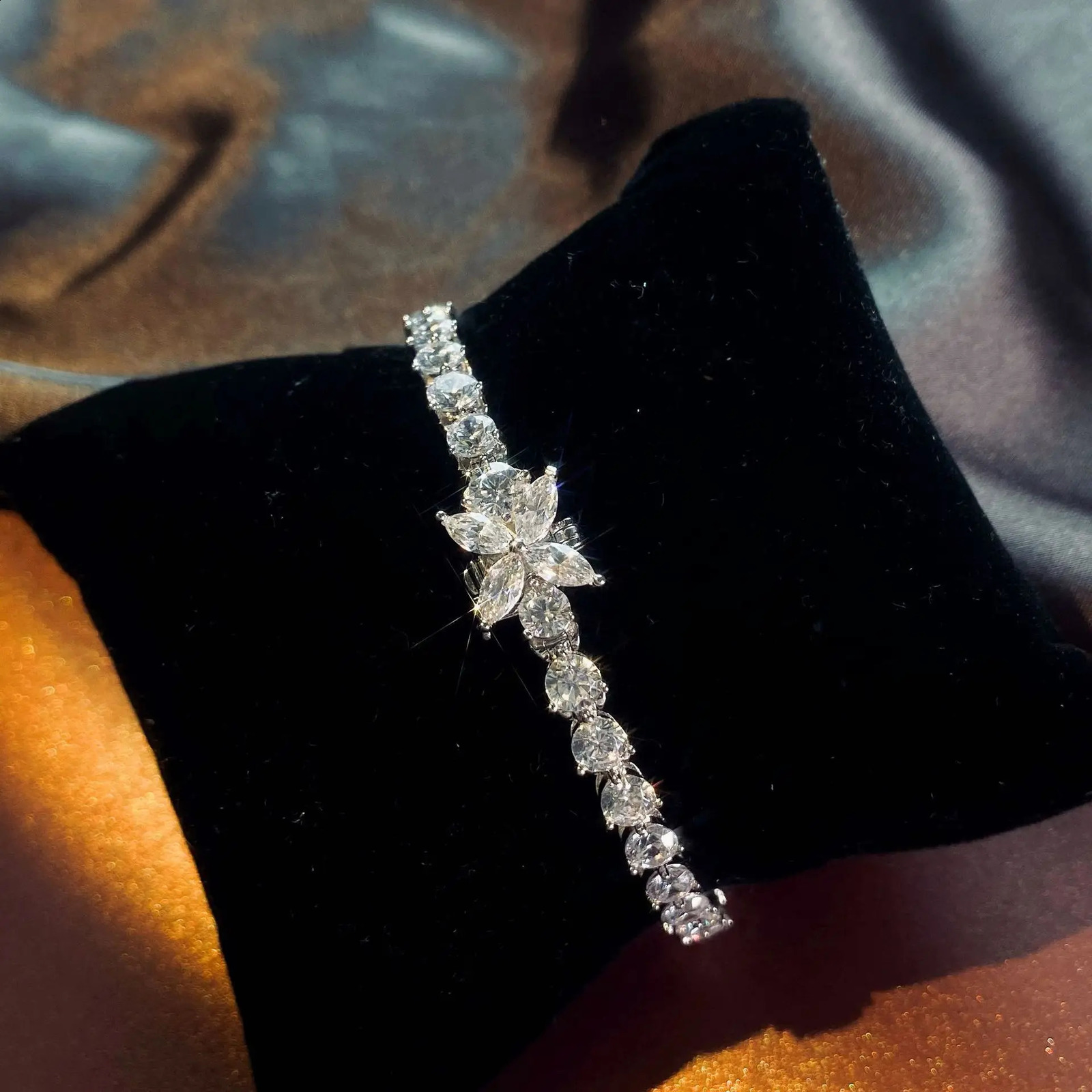 925 Silver Hand Jewelry Womens European and American Single Row 0.5ct Full Diamond Clover Hand 241116