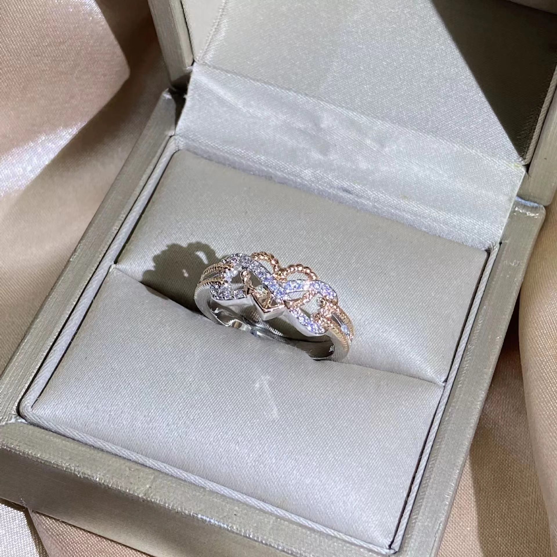 New creative hot style fashionable flower pattern love heart-shaped ring split gold and color-preserving electroplated zircon ring for women