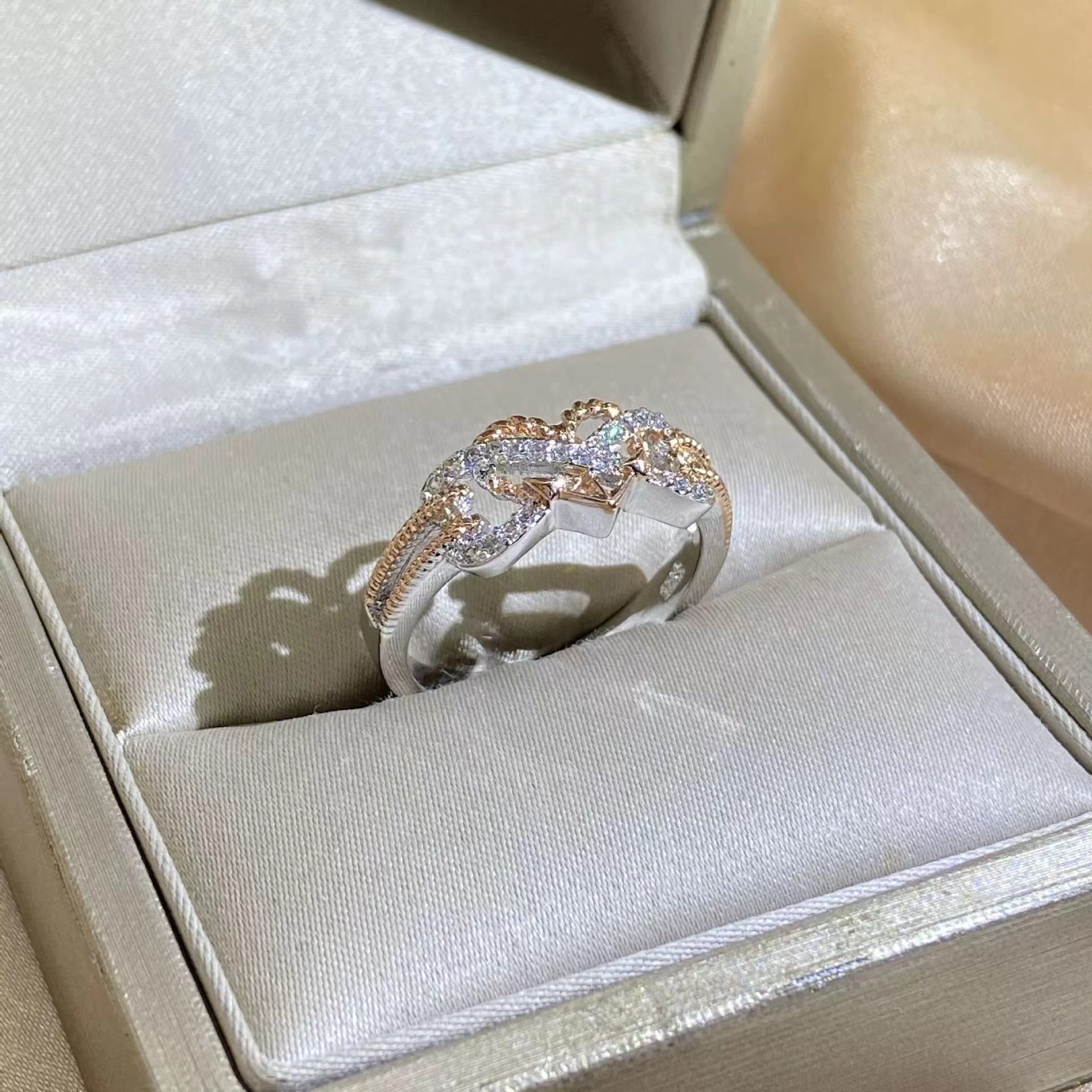 New creative hot style fashionable flower pattern love heart-shaped ring split gold and color-preserving electroplated zircon ring for women
