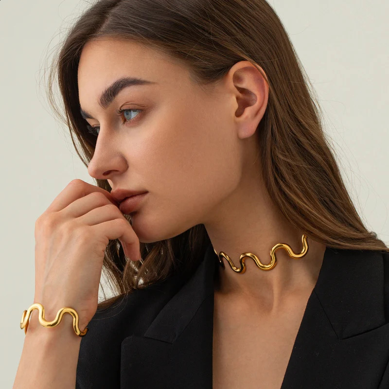 Elegant and personalized high-end 18K gold-plated stainless steel wavy pull-out necklace decoration wholesale 241118