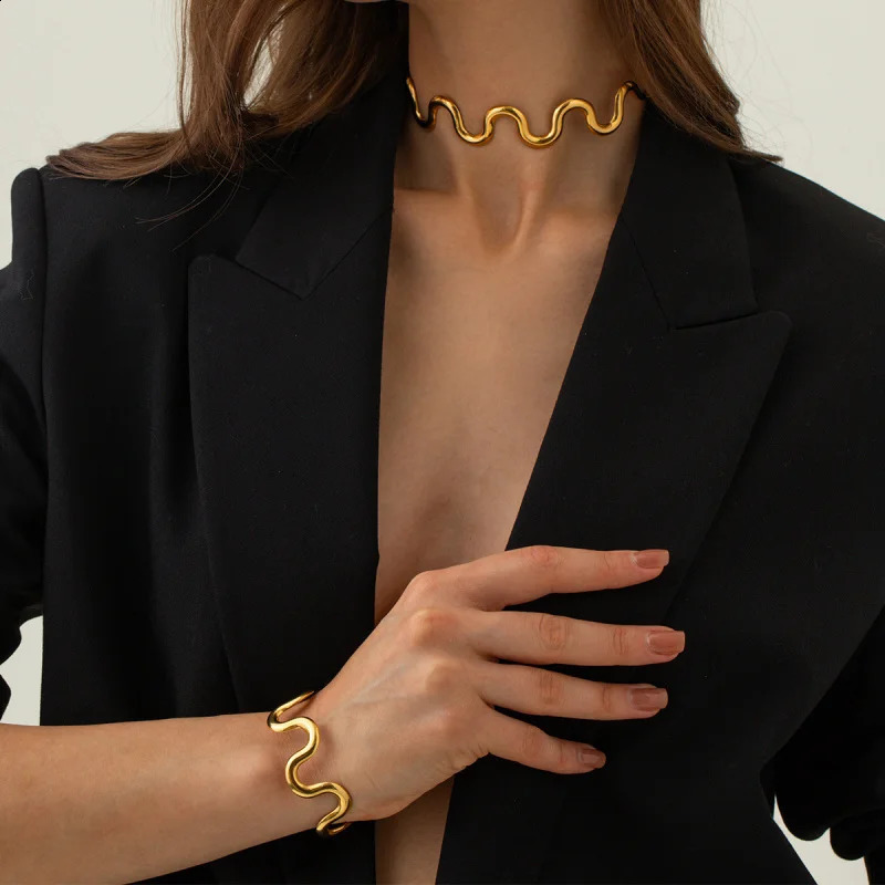 Elegant and personalized high-end 18K gold-plated stainless steel wavy pull-out necklace decoration wholesale 241118