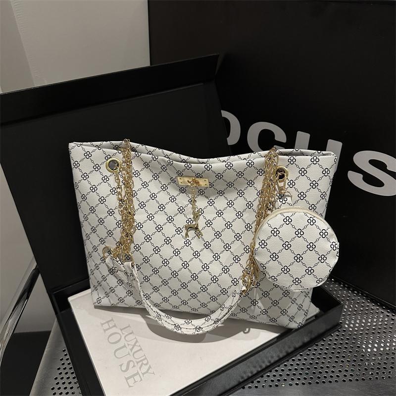 New multifunctional niche chain shoulder tote bag designed by designers, suitable for women to use trendy bags