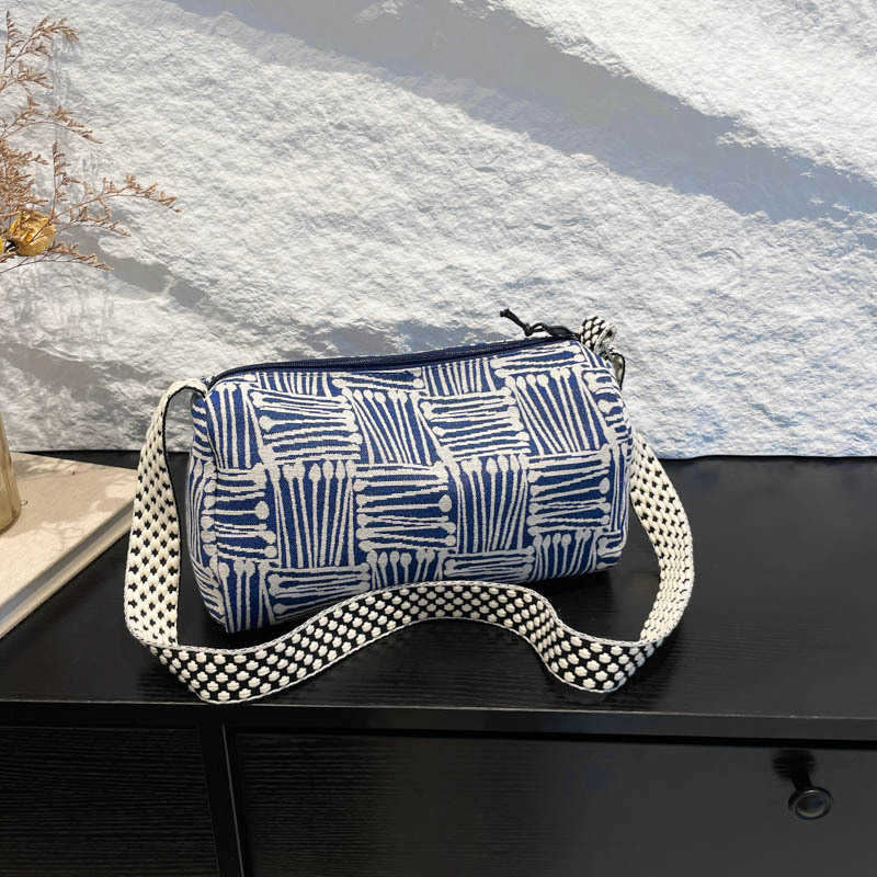 2024 New Color Contrasting Simple Relaxation Underarm Bag Artistic Shoulder Bag Korean Edition Fashion Striped Knitted Fabric Bag