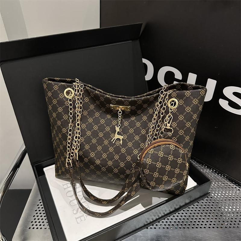 New multifunctional niche chain shoulder tote bag designed by designers, suitable for women to use trendy bags