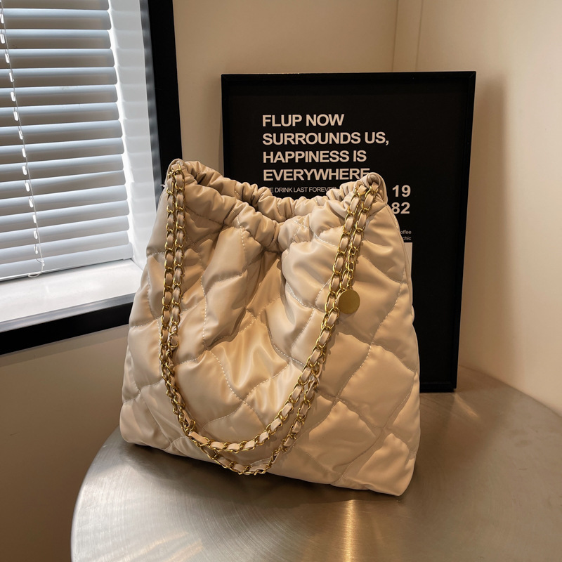 New Large Capacity Fashionable Diamond Grid Patterned Chain Bag Commuting Free Shipping.