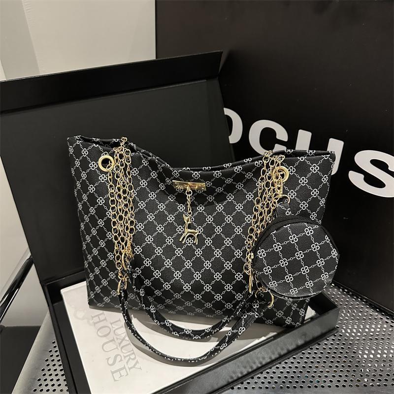 New multifunctional niche chain shoulder tote bag designed by designers, suitable for women to use trendy bags