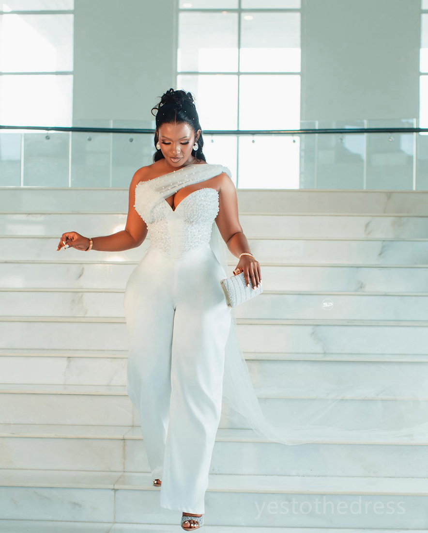 2024 Plus Size One-Piece White Jumpsuits Prom Dresses for Black Women One Shoulder Pearls Decorated Sexy Birthday Party Dress Second Reception Gown En