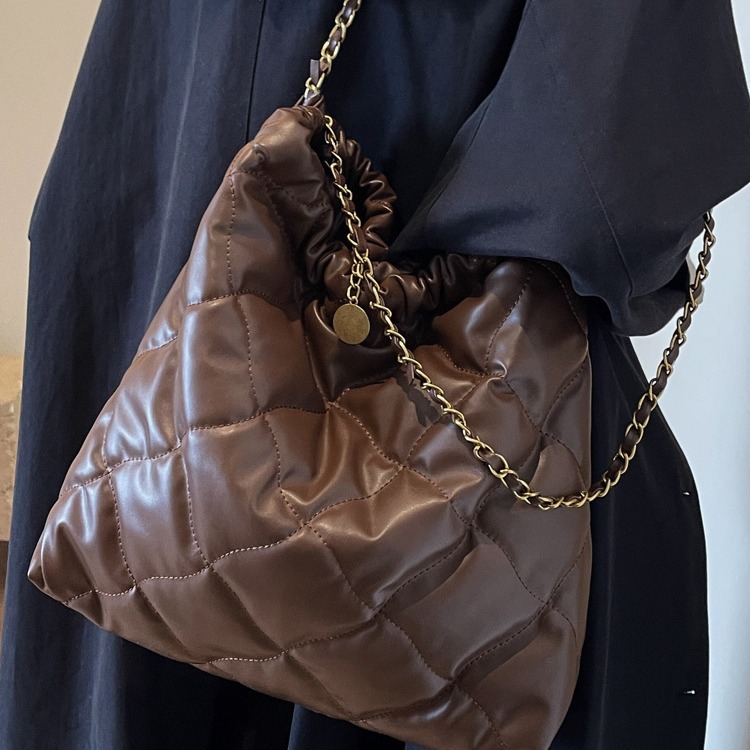 New Large Capacity Fashionable Diamond Grid Patterned Chain Bag Commuting Free Shipping.