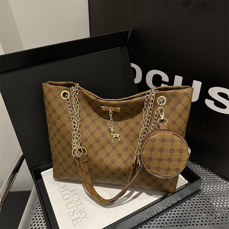 New multifunctional niche chain shoulder tote bag designed by designers, suitable for women to use trendy bags