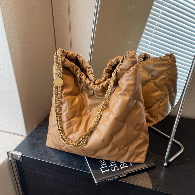 New Large Capacity Fashionable Diamond Grid Patterned Chain Bag Commuting Free Shipping.
