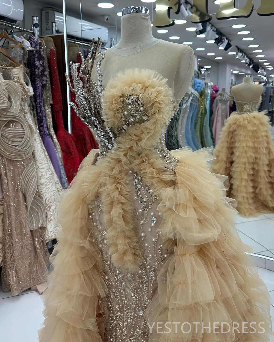 2025 Plus Size Champagne Prom For Special Ocns Evening Dresses Detachable Train Beaded Lace Rhies Birthday Dress Second Reception Gowns AM1833