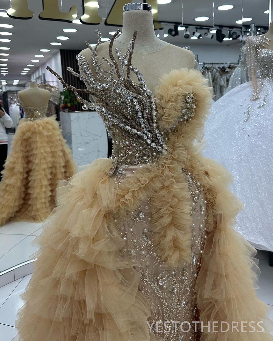 2025 Plus Size Champagne Prom For Special Ocns Evening Dresses Detachable Train Beaded Lace Rhies Birthday Dress Second Reception Gowns AM1833
