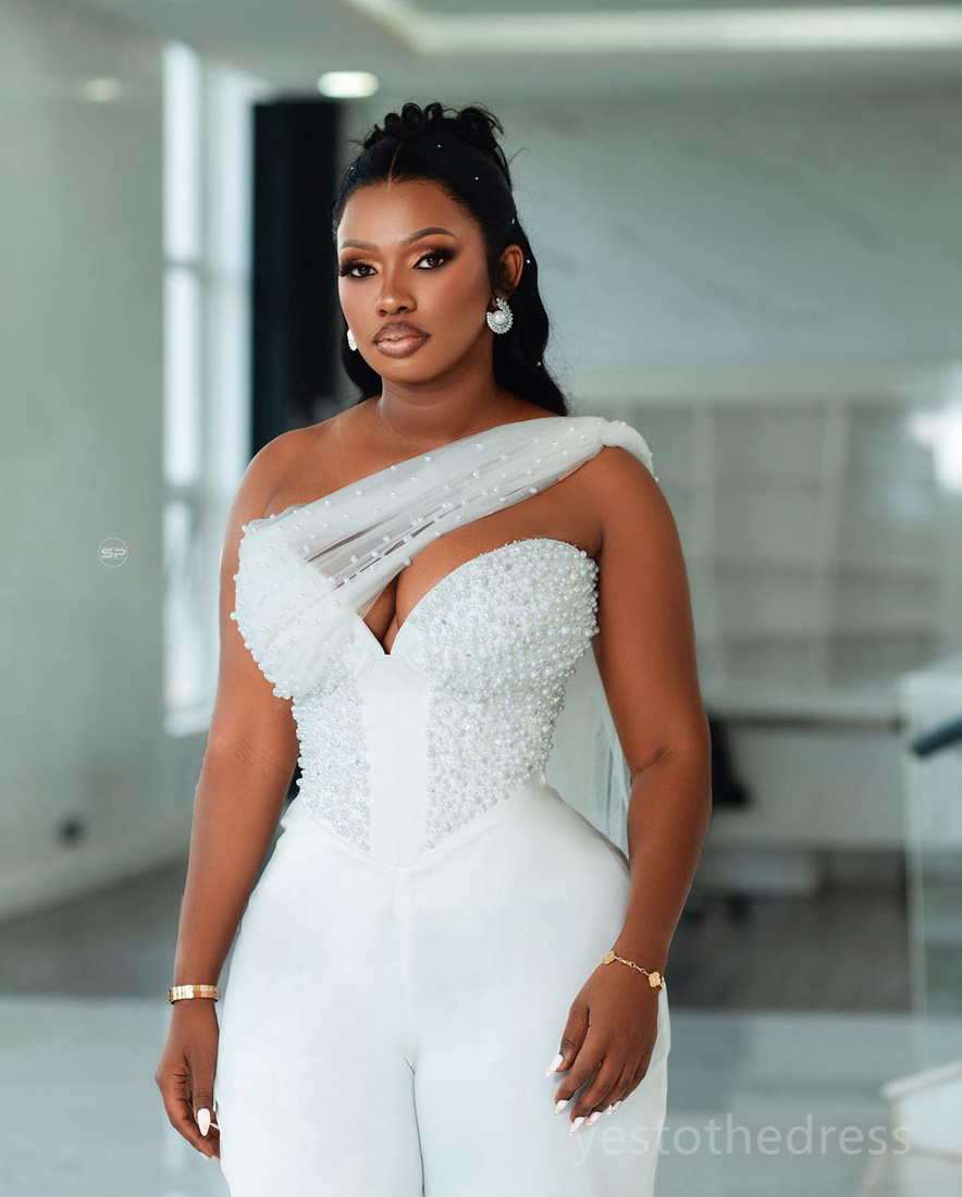 2024 Plus Size One-Piece White Jumpsuits Prom Dresses for Black Women One Shoulder Pearls Decorated Sexy Birthday Party Dress Second Reception Gown En