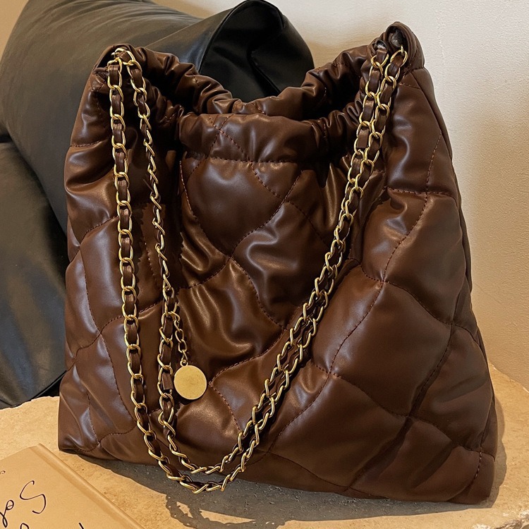 New Large Capacity Fashionable Diamond Grid Patterned Chain Bag Commuting Free Shipping.