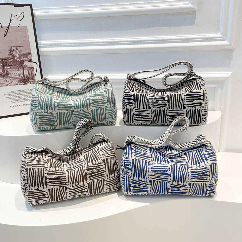 2024 New Color Contrasting Simple Relaxation Underarm Bag Artistic Shoulder Bag Korean Edition Fashion Striped Knitted Fabric Bag