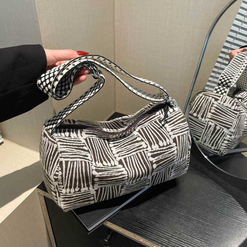 2024 New Color Contrasting Simple Relaxation Underarm Bag Artistic Shoulder Bag Korean Edition Fashion Striped Knitted Fabric Bag