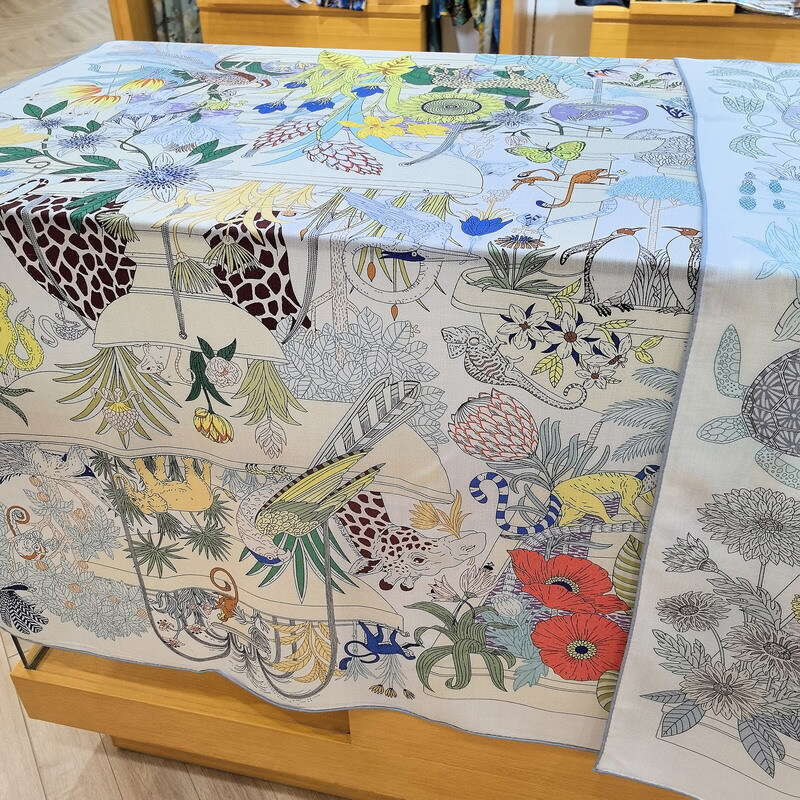 Zhenqi Amusement Park double-sided printed veet square scarf with the same wer different colors, autumn and winter silk wool scarf, shoulder cushion