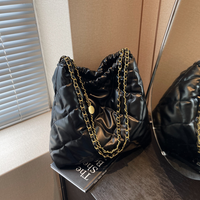New Large Capacity Fashionable Diamond Grid Patterned Chain Bag Commuting Free Shipping.