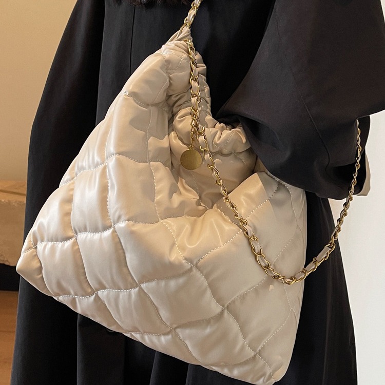 New Large Capacity Fashionable Diamond Grid Patterned Chain Bag Commuting Free Shipping.
