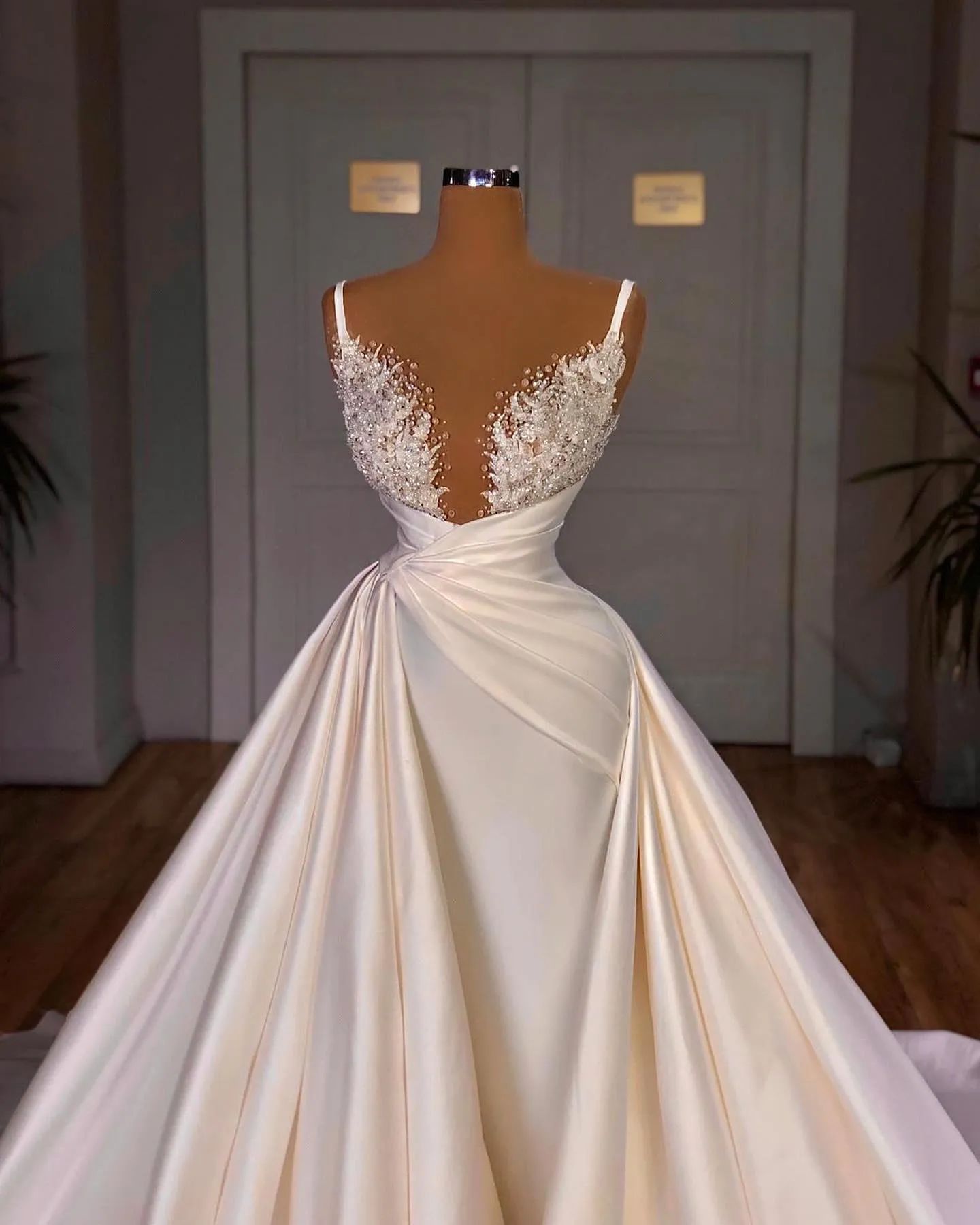 2024 Sexy A Line Wedding Dresses V Neck Spaghetti Straps Lace Appliques Crystal Beads Illusion Overskirt Satin Bridal Gowns wedding dress Detachable T