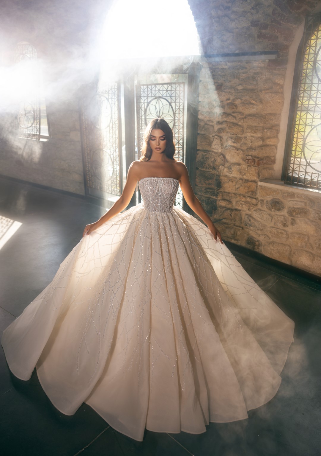 2024 New Arrival Off Shoulder Strapless Ball Gown Wedding Dress Delicate Beading Pearls Lace Shiny Bridal Gowns