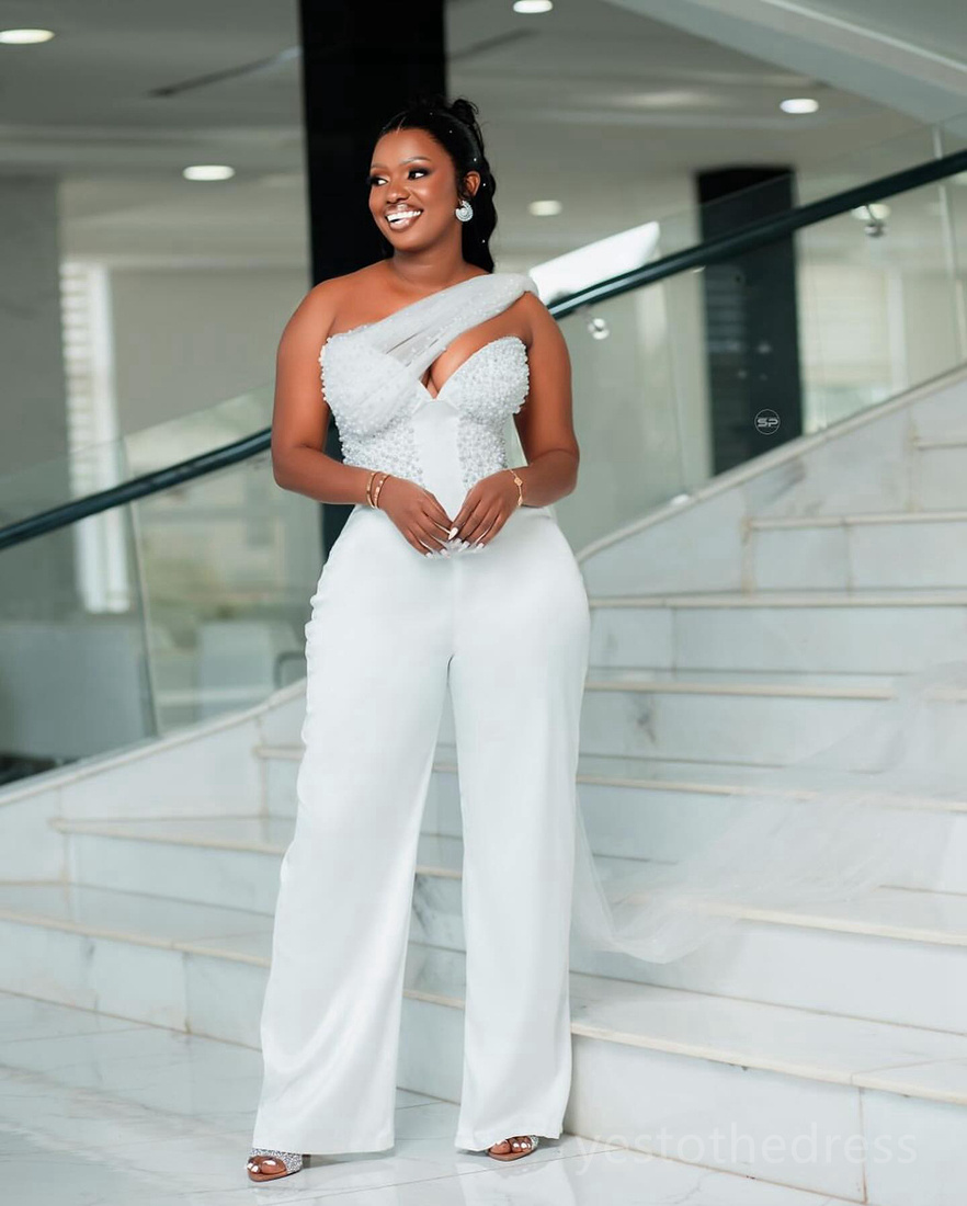 2024 Plus Size One-Piece White Jumpsuits Prom Dresses for Black Women One Shoulder Pearls Decorated Sexy Birthday Party Dress Second Reception Gown En