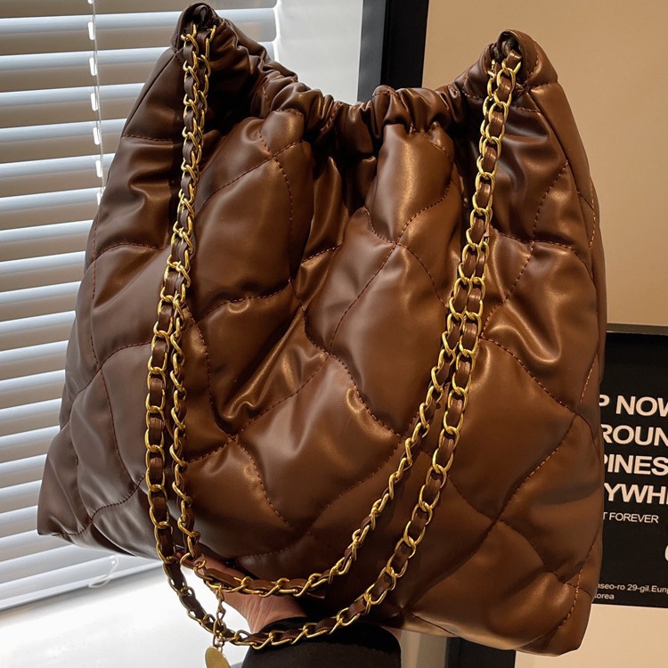 New Large Capacity Fashionable Diamond Grid Patterned Chain Bag Commuting Free Shipping.