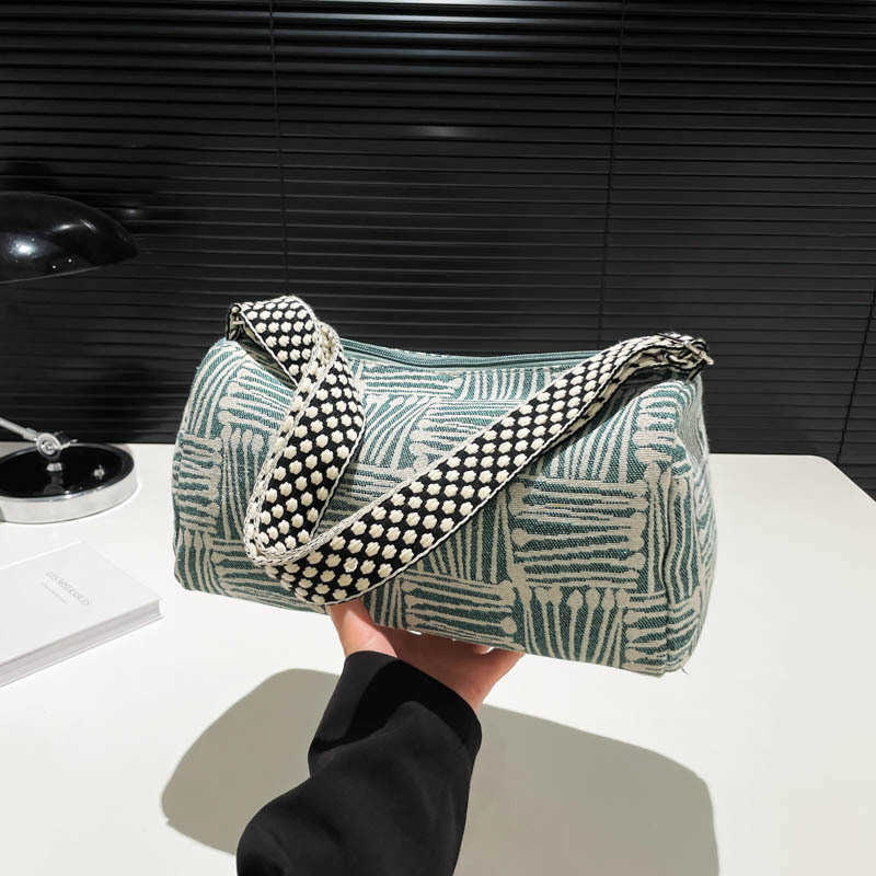 2024 New Color Contrasting Simple Relaxation Underarm Bag Artistic Shoulder Bag Korean Edition Fashion Striped Knitted Fabric Bag