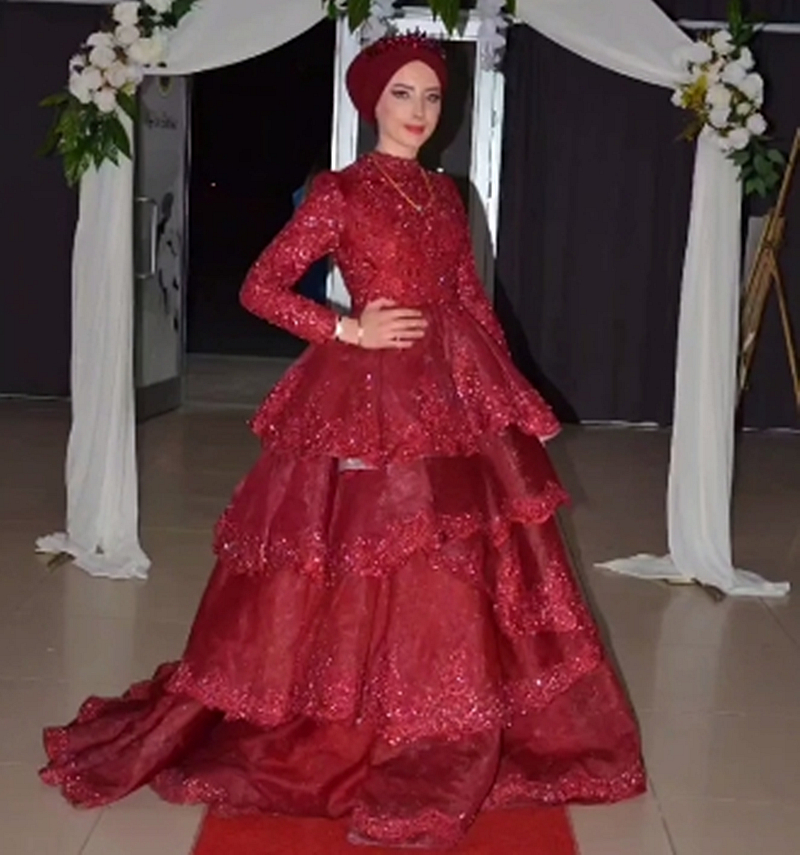 2024 Long Sleeves Mulism Prom Dresess Tiered Floor Length Ball Gown Formal Dress Lace Appliques Beaded Jewel Neck Arabic Kaftan Women Burgundy Evening